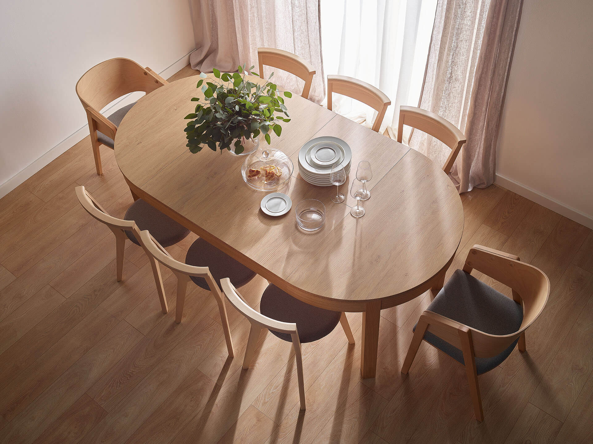 drewniany komplet krzeseł i stołu z zastawą