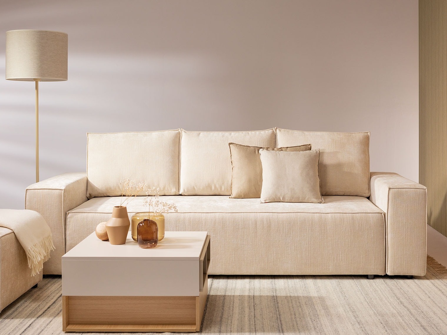 Beżowa sofa w jasnym salonie