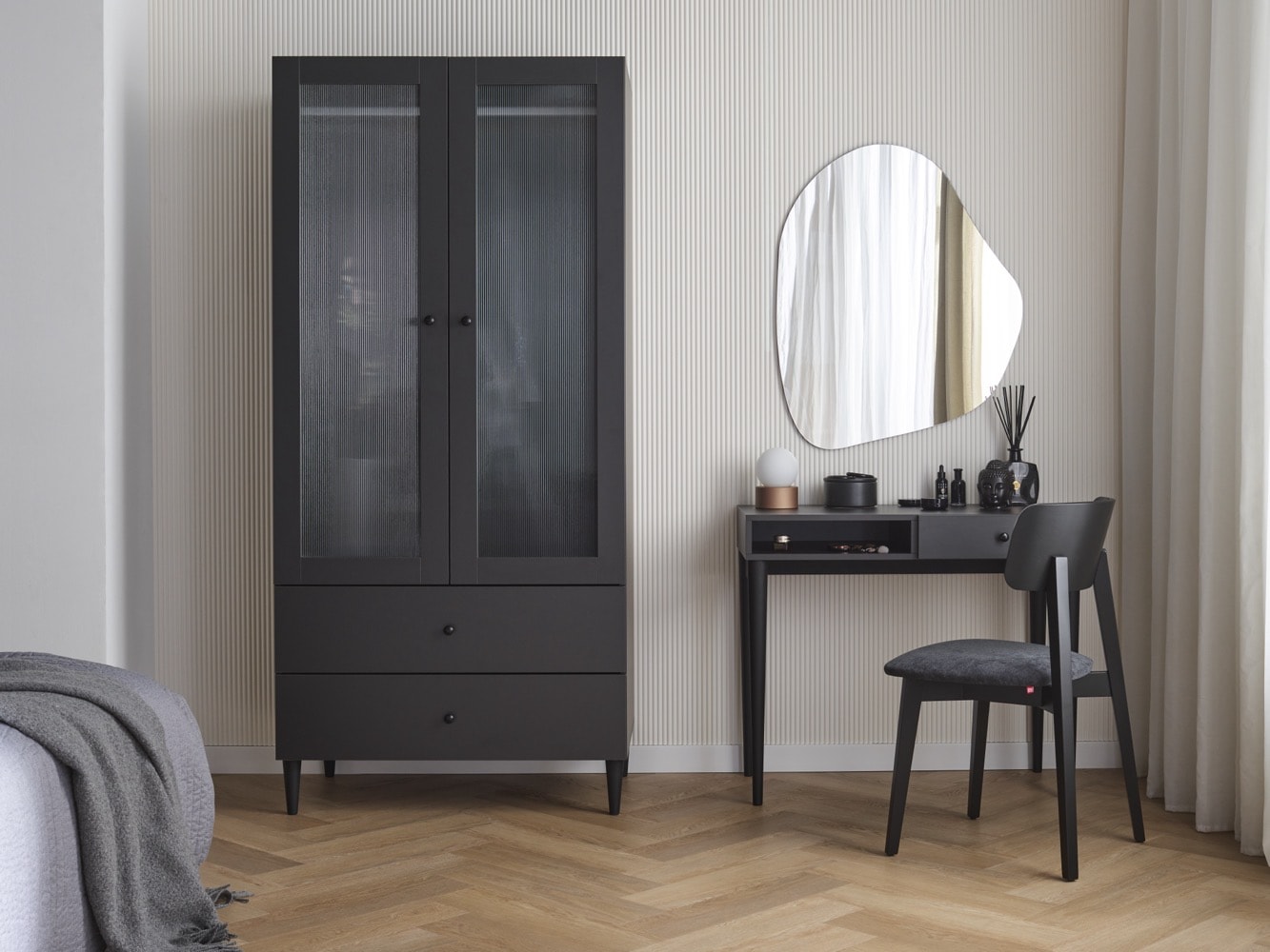 Umieszczenie małego, czarnego biurka w sypialni