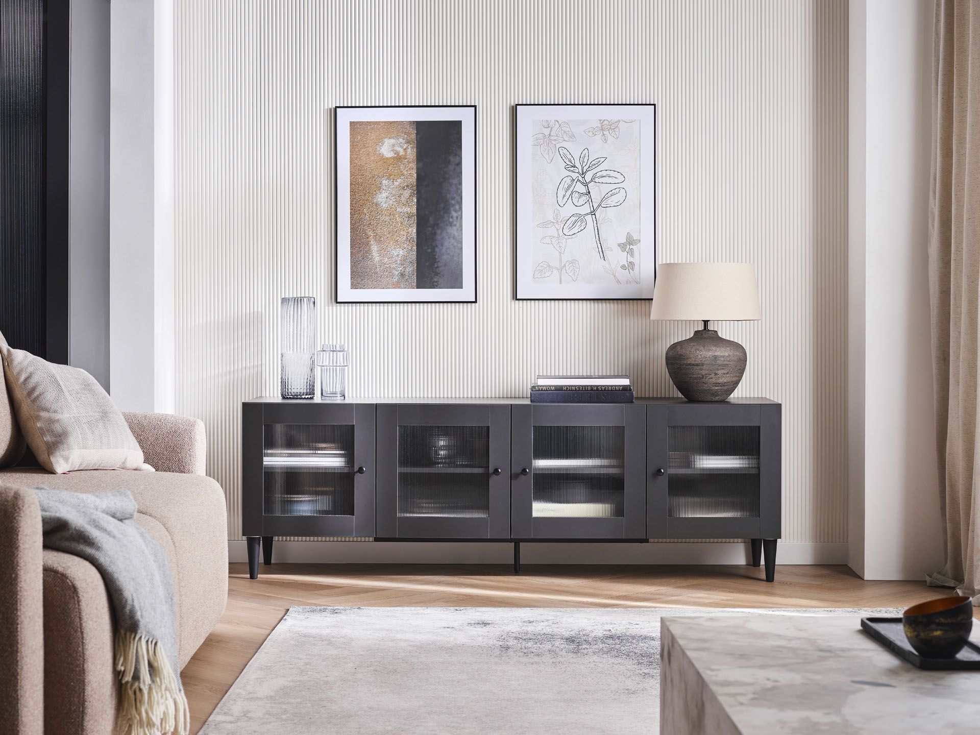 Nowoczesny salon z grafikami na ścianie