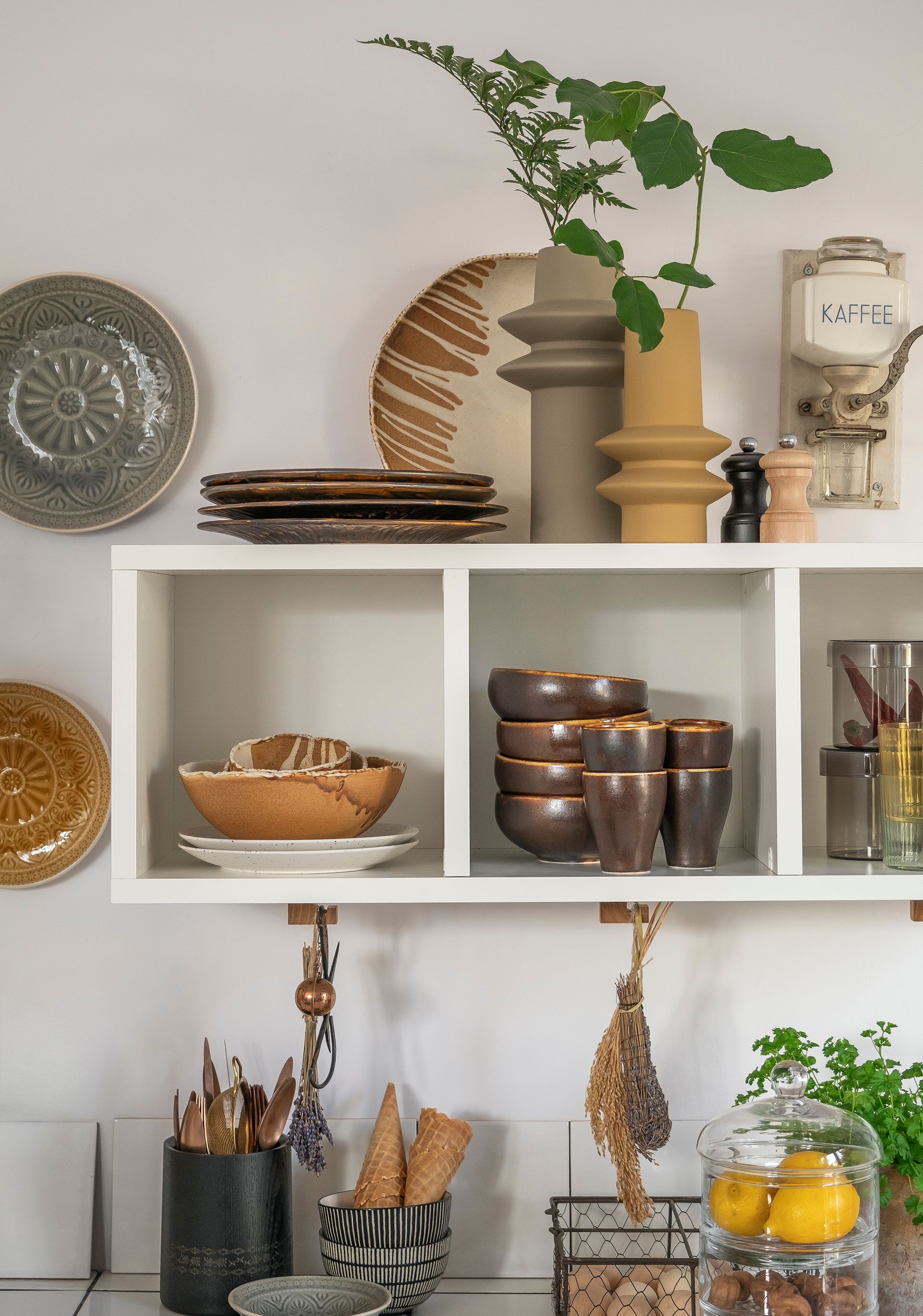 Ceramiczne talerze jako dekoracja kuchennej ściany
