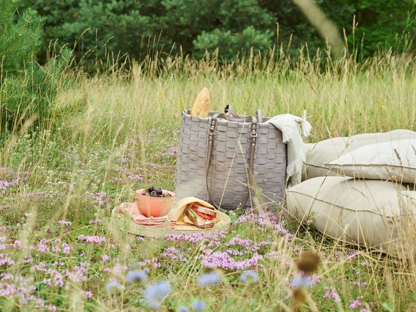 kosz piknikowy na trawie