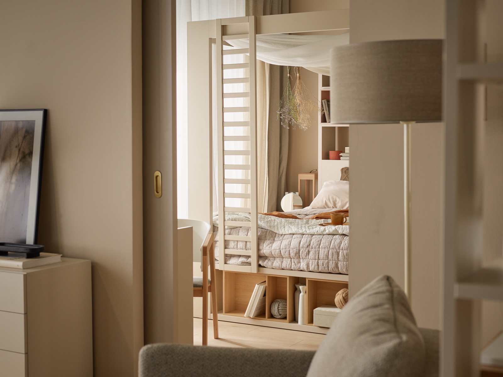 wejście do przytulnej beżowej sypialni z łóżkiem na środku