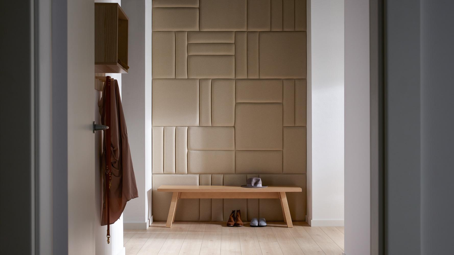 Panele tapicerowane Soform w przedpokoju – miękka dekoracja i wygodne oparcie przy ławce.