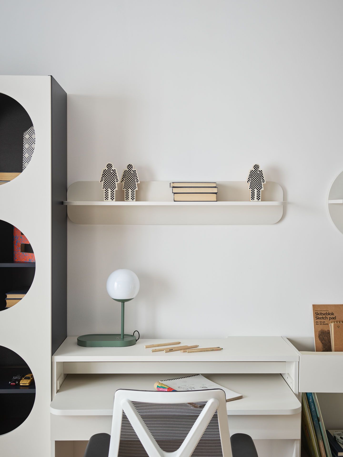 Minimalistyczne biurko z designerską lampką LED