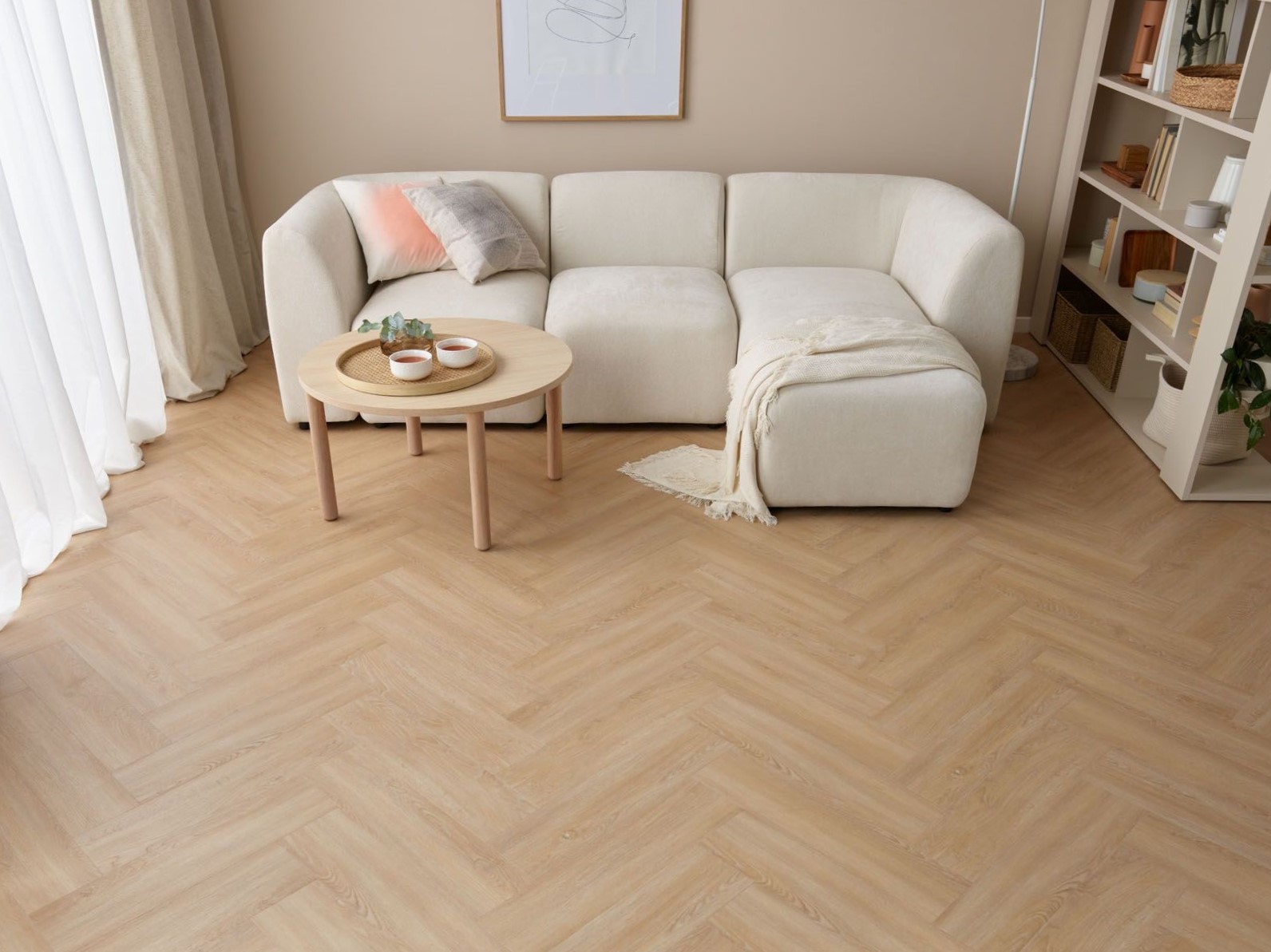 nowoczesny salon z podłogą winylową w jodełkę