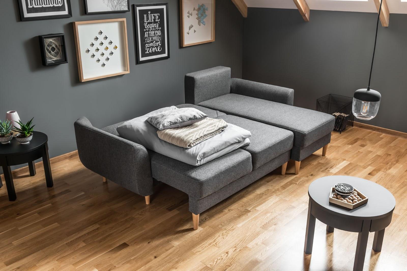 Szara sofa z funkcją spania