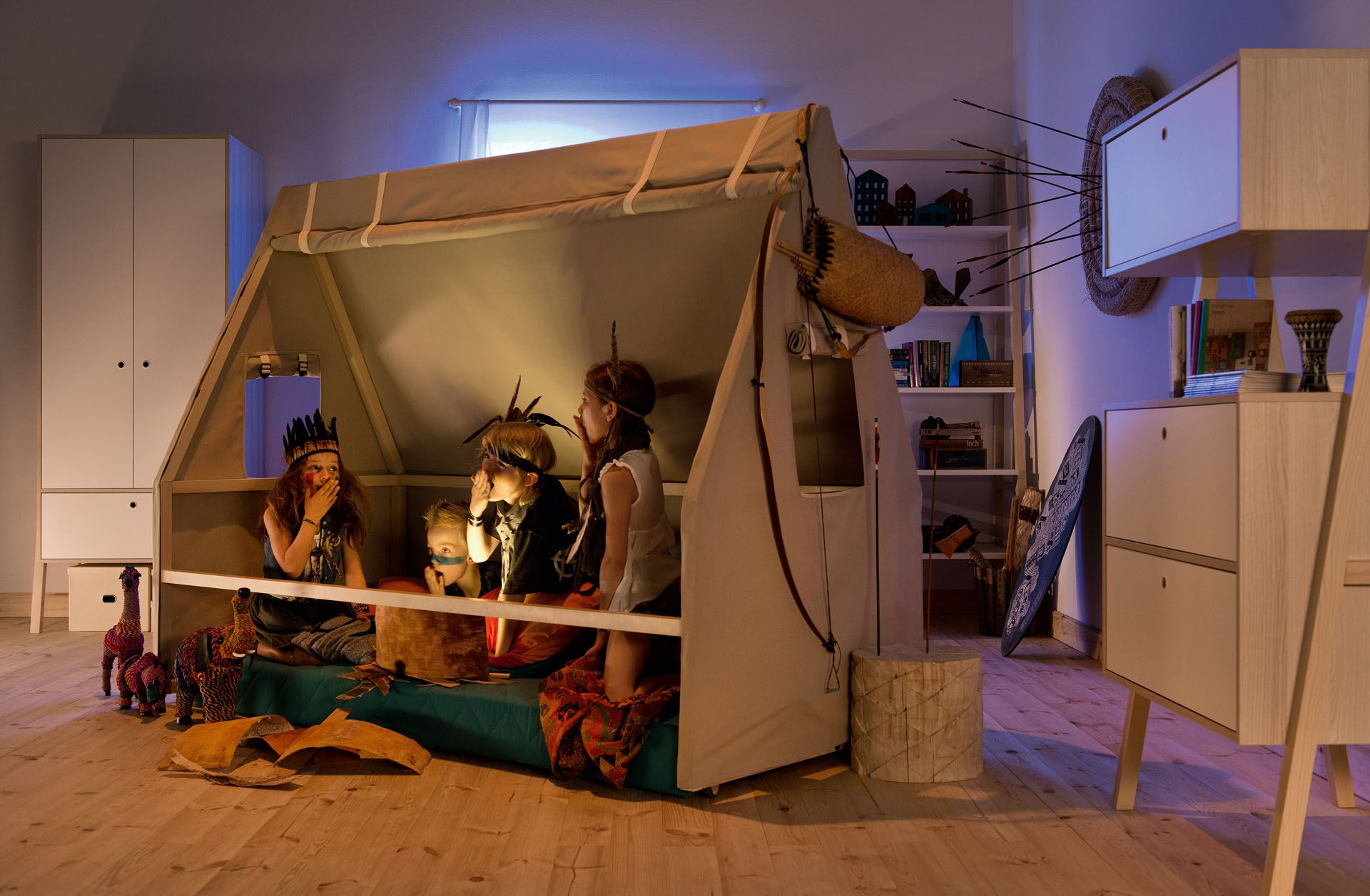 dzieci bawiące się w indian w tipi