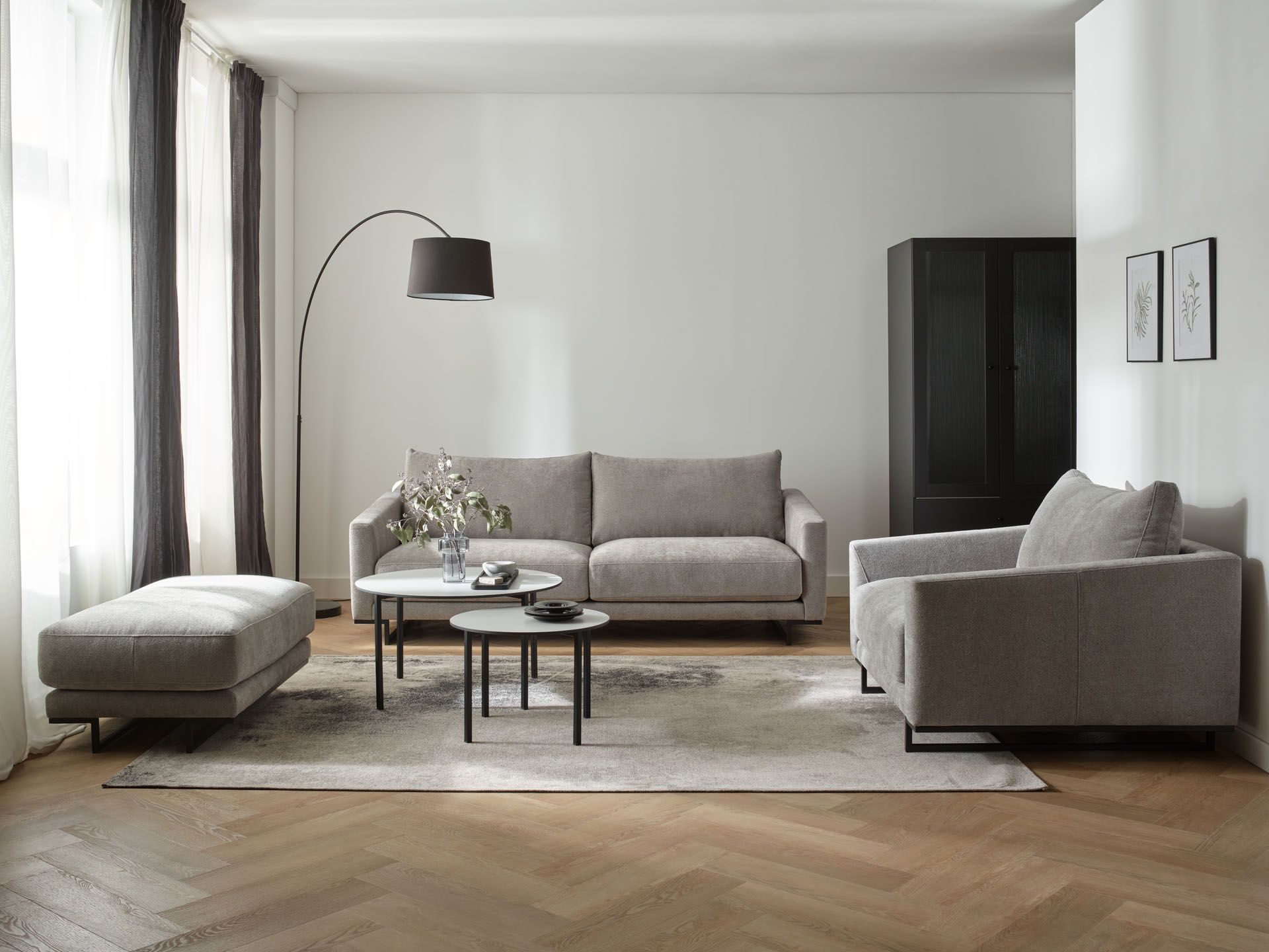 Sofy ustawione naprzeciwko siebie w salonie