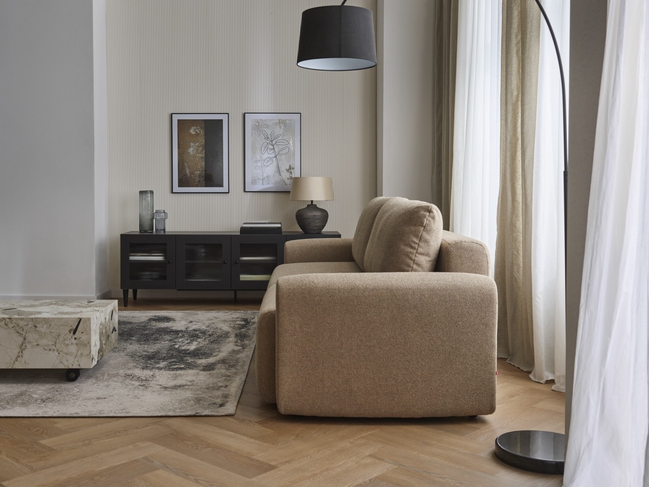 Jedna sofa w salonie