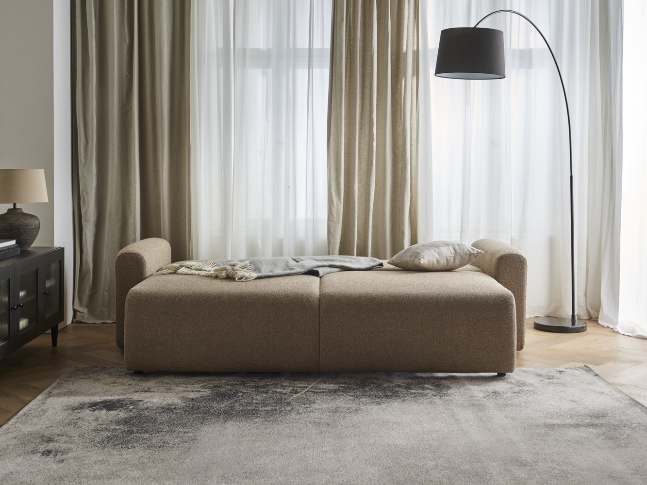  Rozłożona sofa w kompaktowych rozmiarach