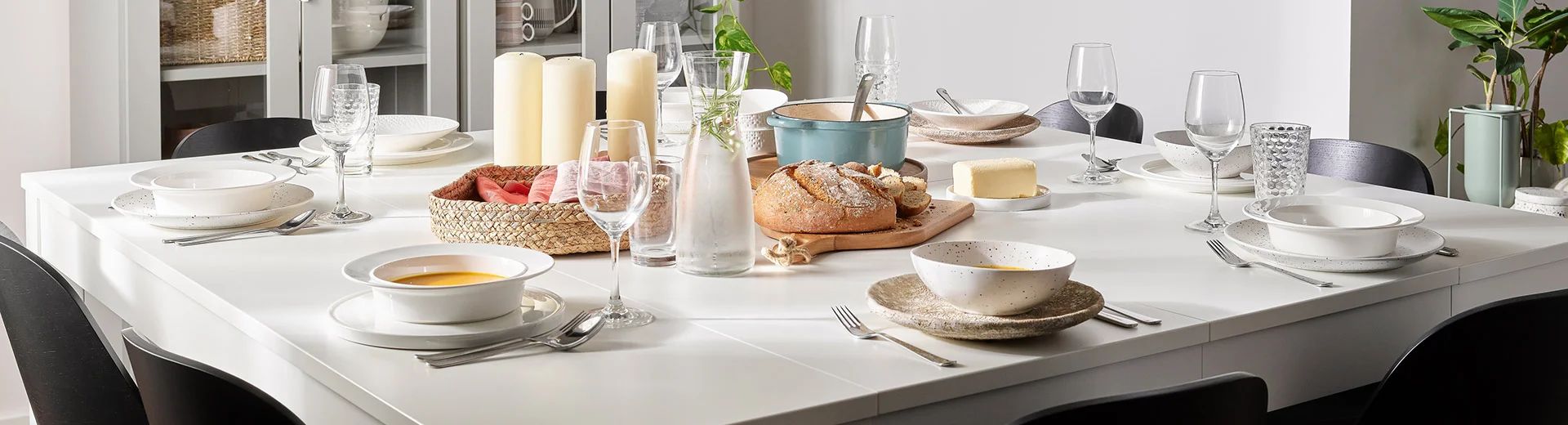 Extendable dining tables