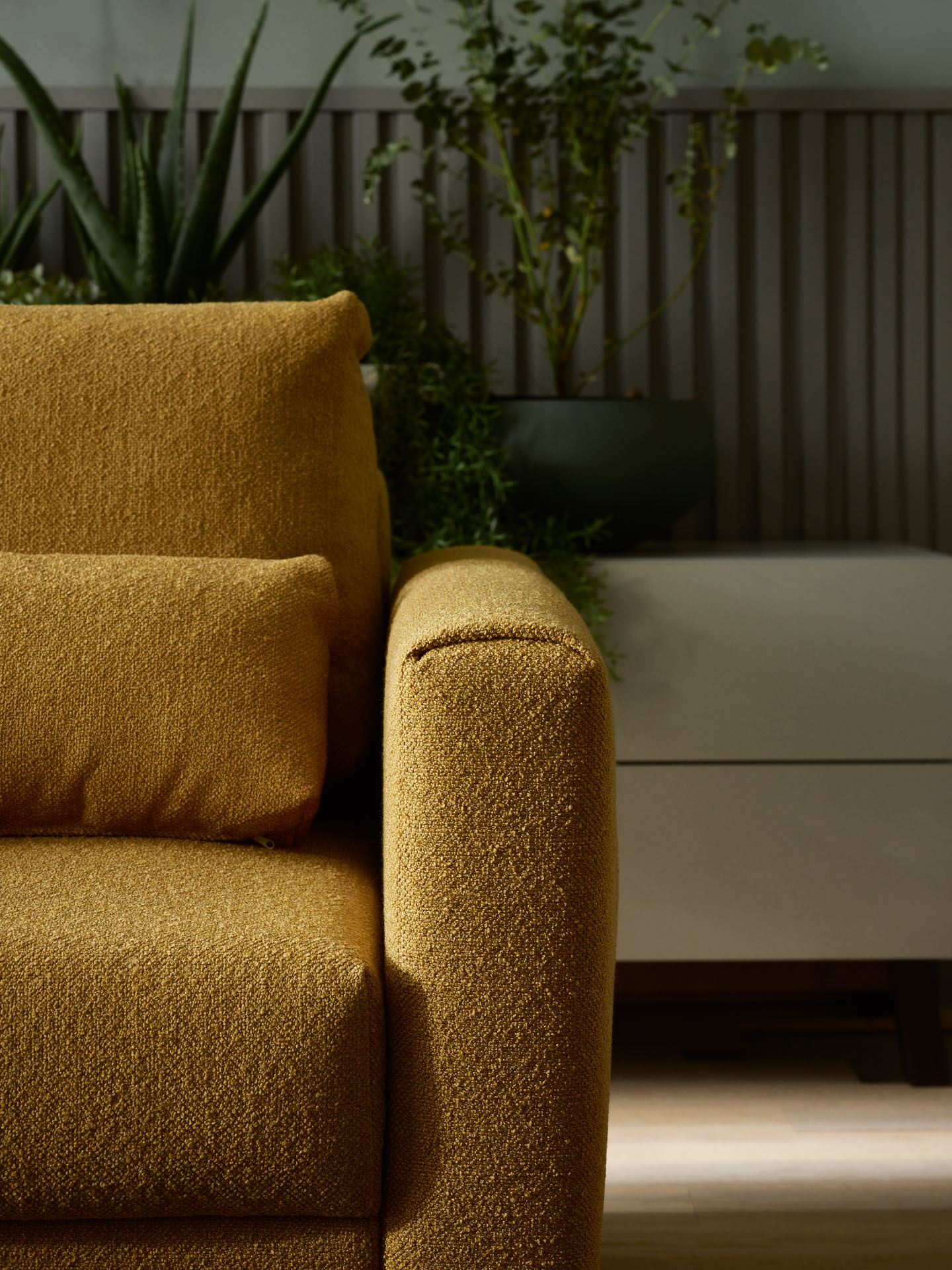 żółta sofa na szarym tle