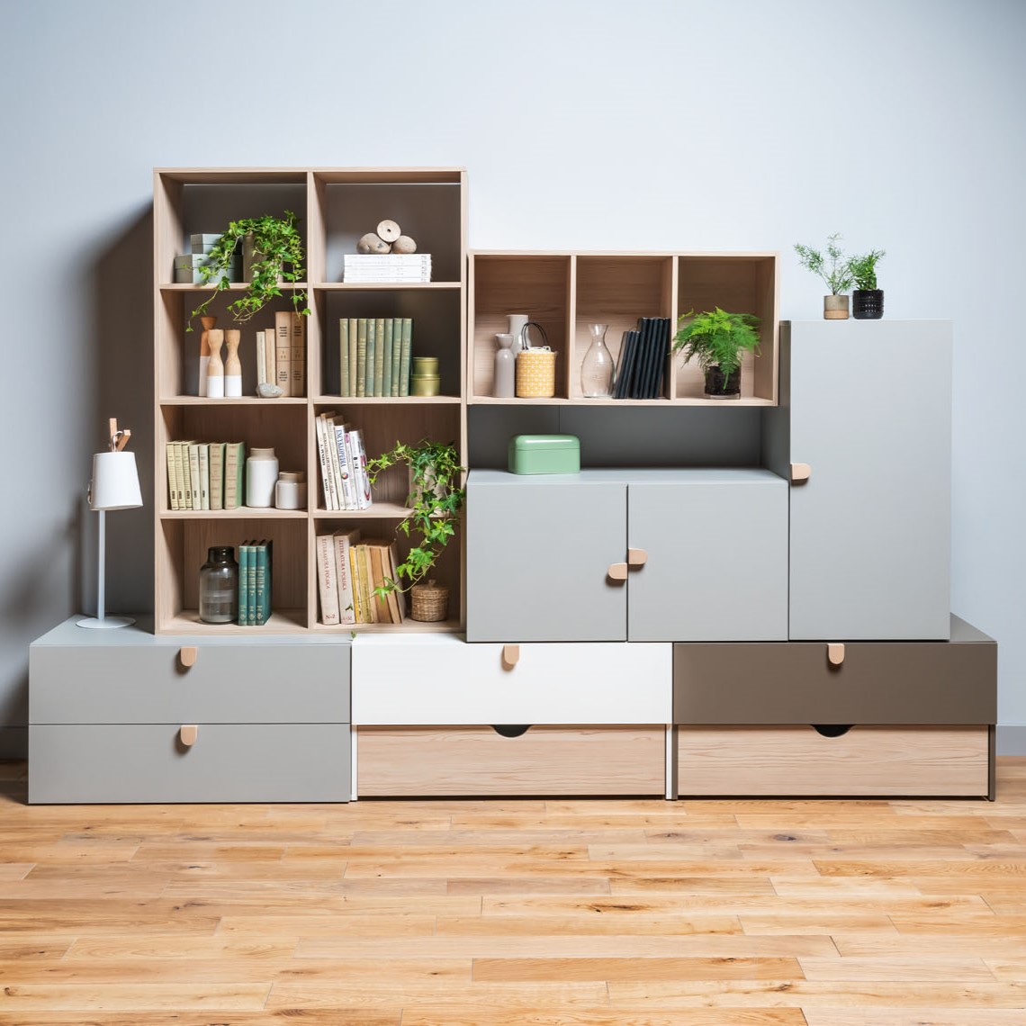 Biblioteczka z bluszczem