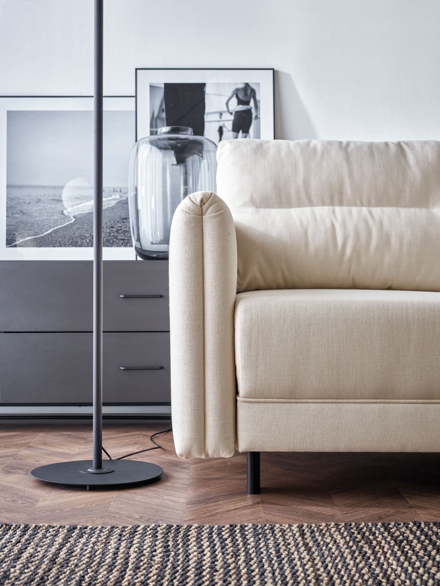 Beżowa sofa i czarne meble