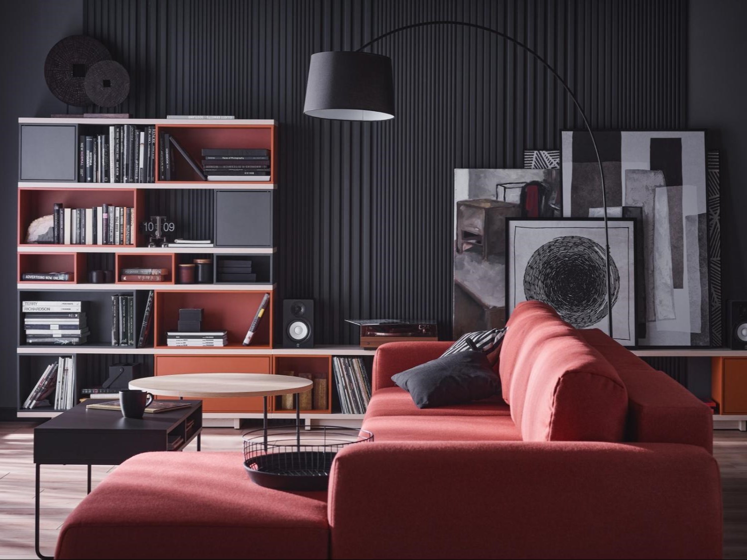  Czarno-czerwony salon w nowoczesnym stylu