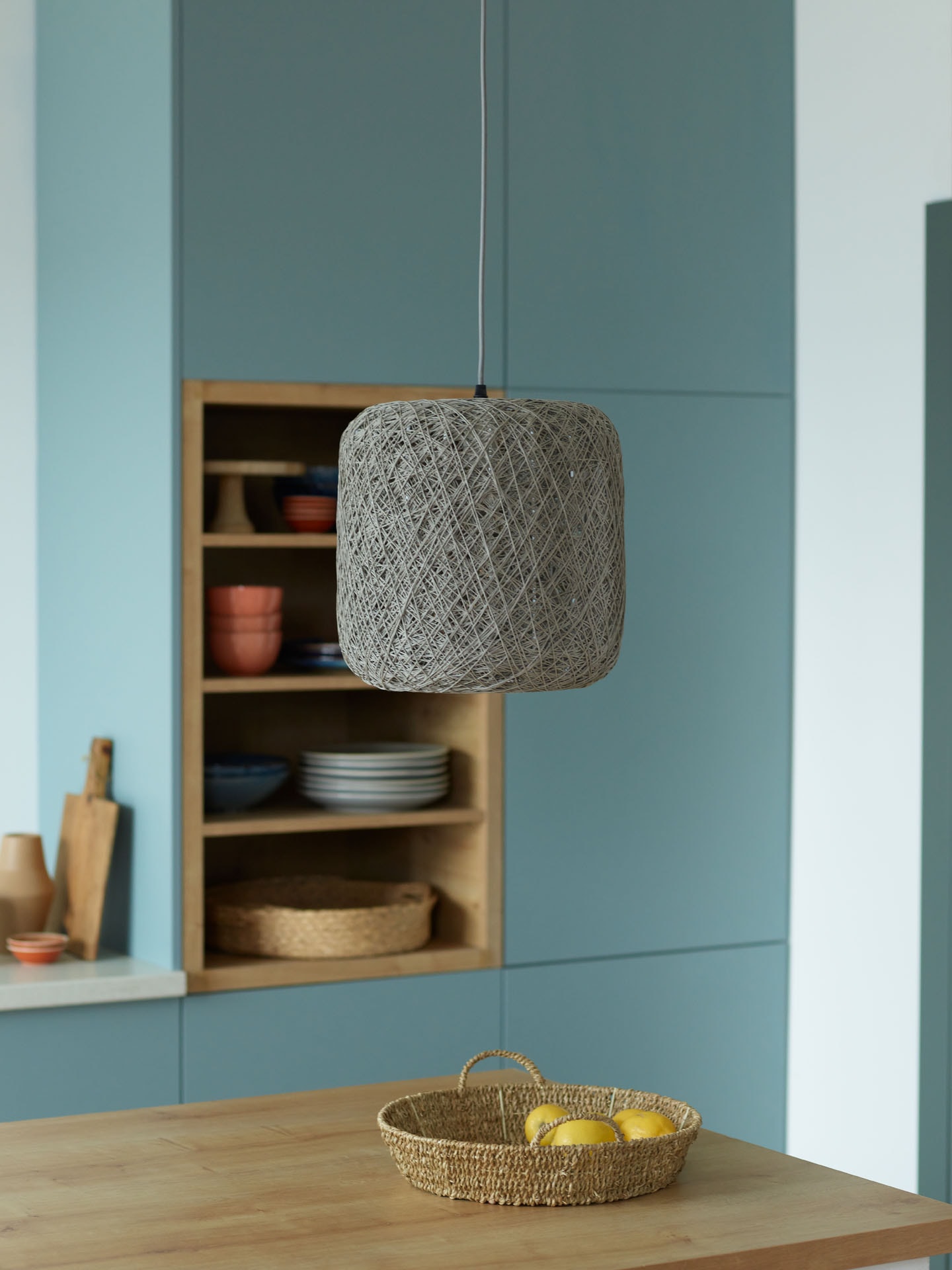 Szara naturalna lampa nad wyspą kuchenną