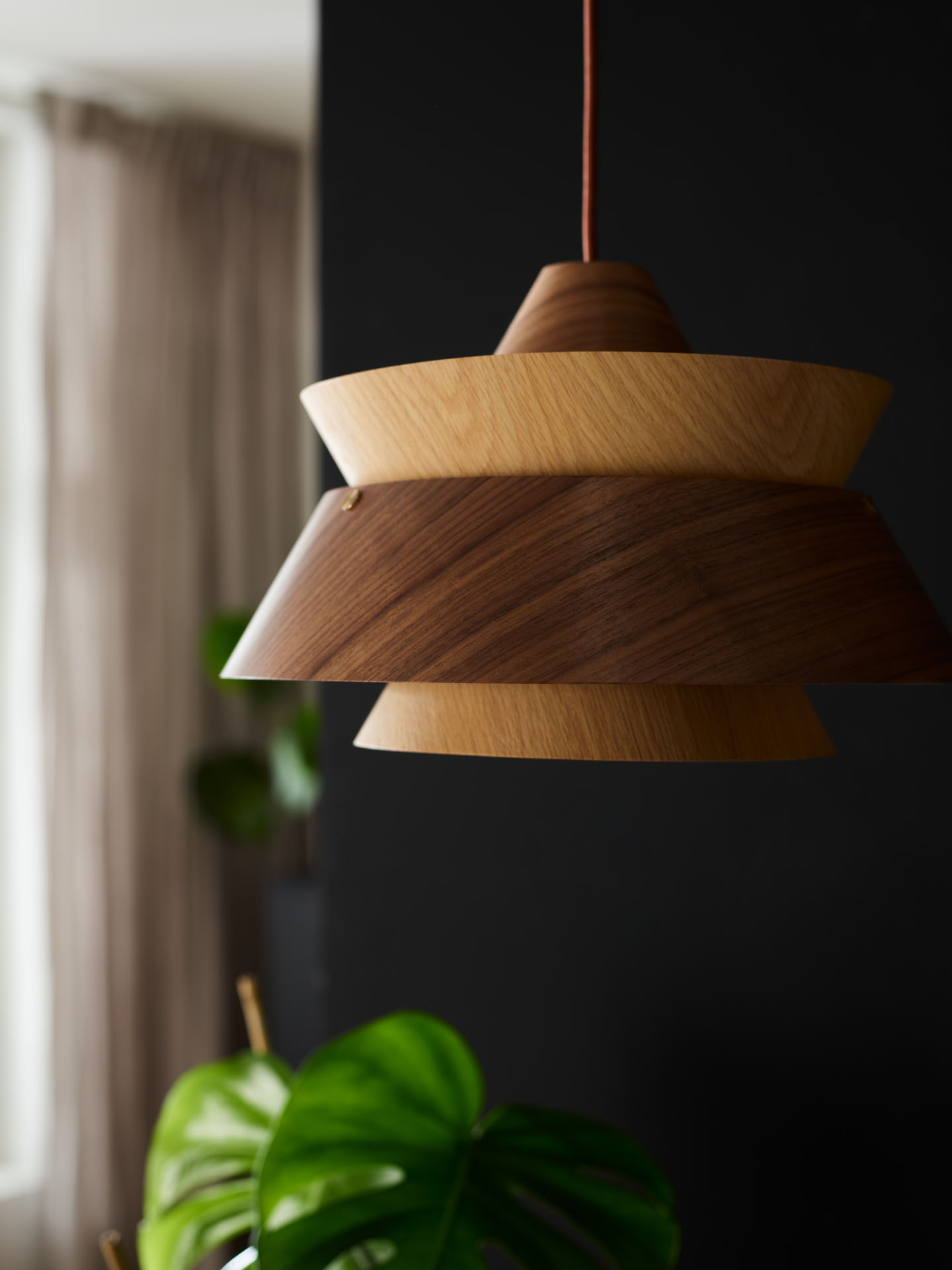 Nowoczesna lampa z drewna i metalu