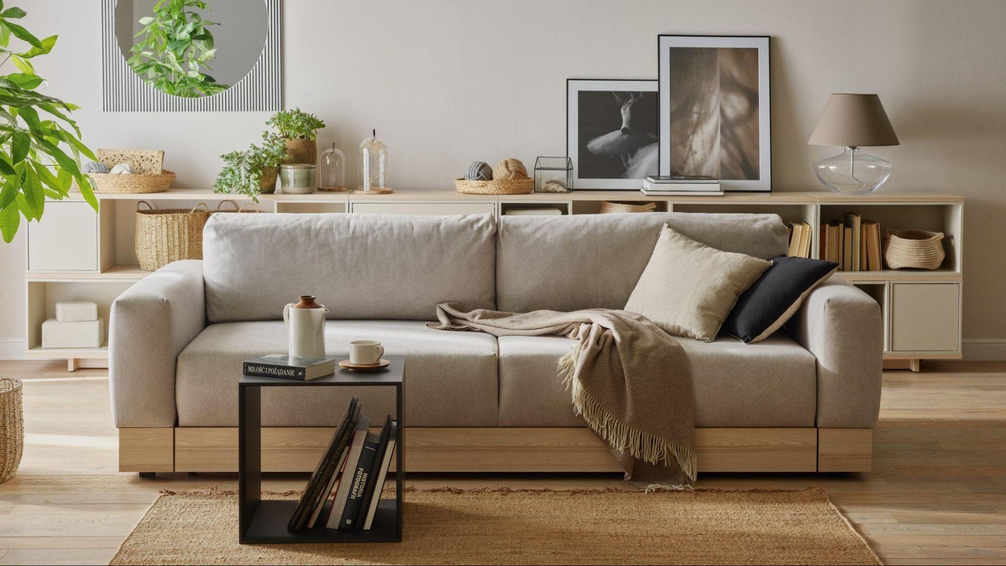 Jasnobeżowa sofa z drewnianymi elementami