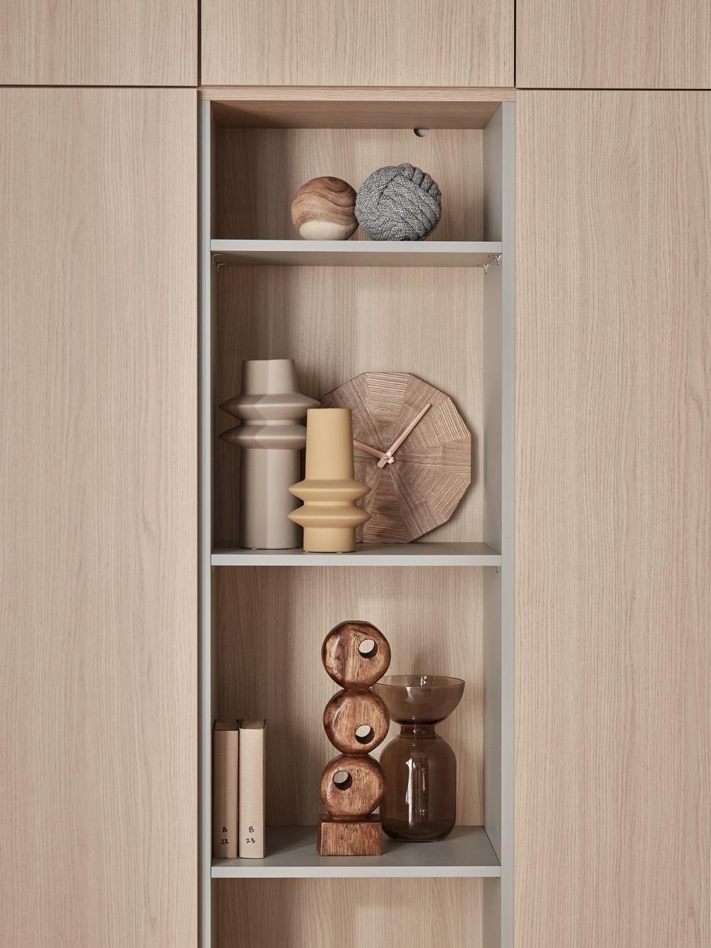 Półka z drewnianymi i ceramicznymi ozdobami