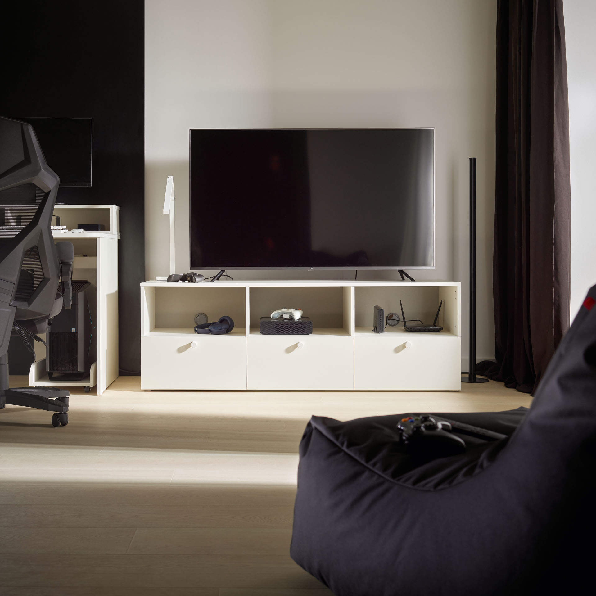 rtv z wyłączonym telewizorem przy oknie