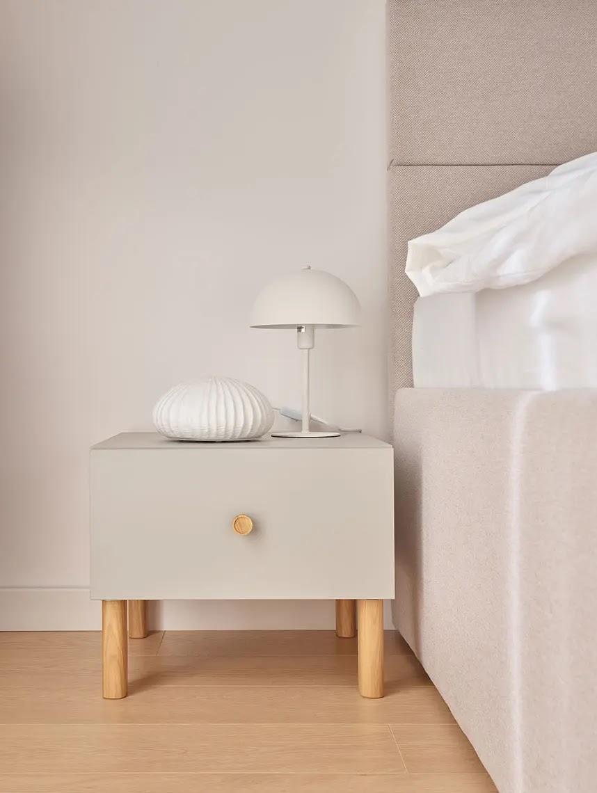 Nowoczesna lampka nocna w białym kolorze