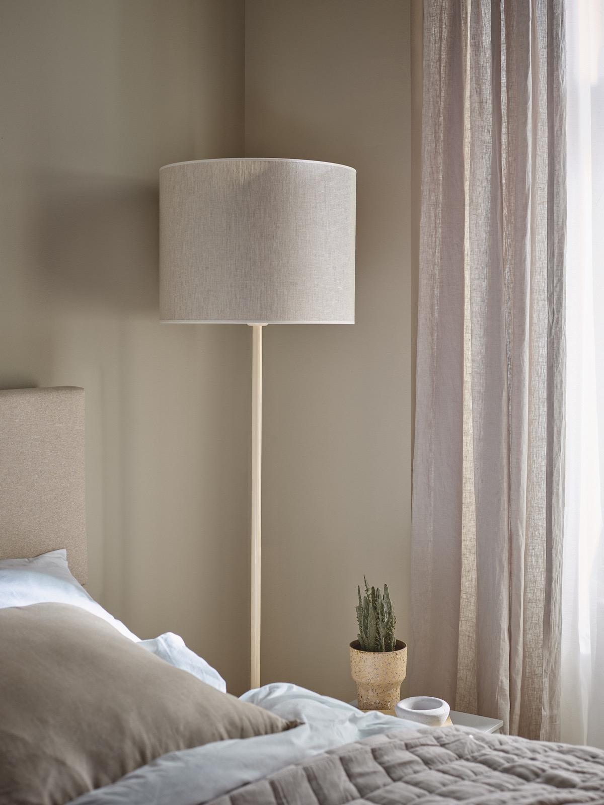  Lampa podłogowa z lnianym abażurem 