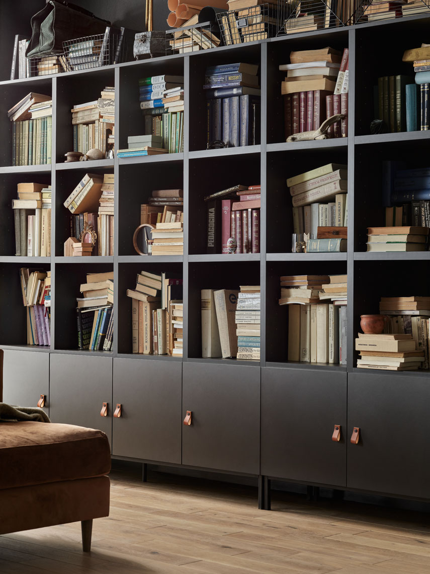 domowa biblioteczka z atmosferą relaksu
