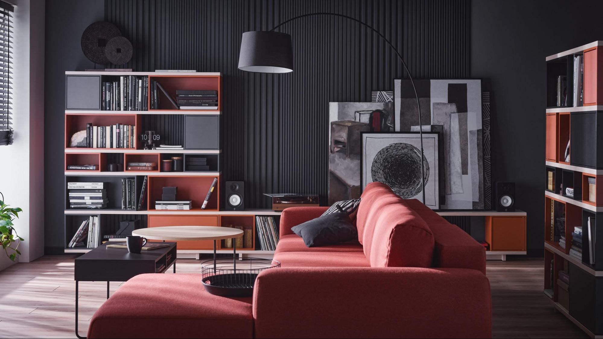 aranżacja regału z książkami w nowoczesnym salonie