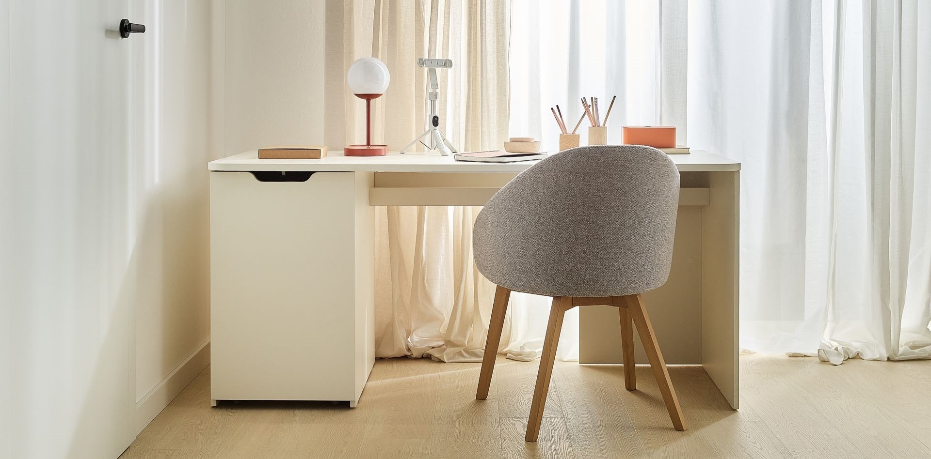 Domowe biuro z dużym oknem