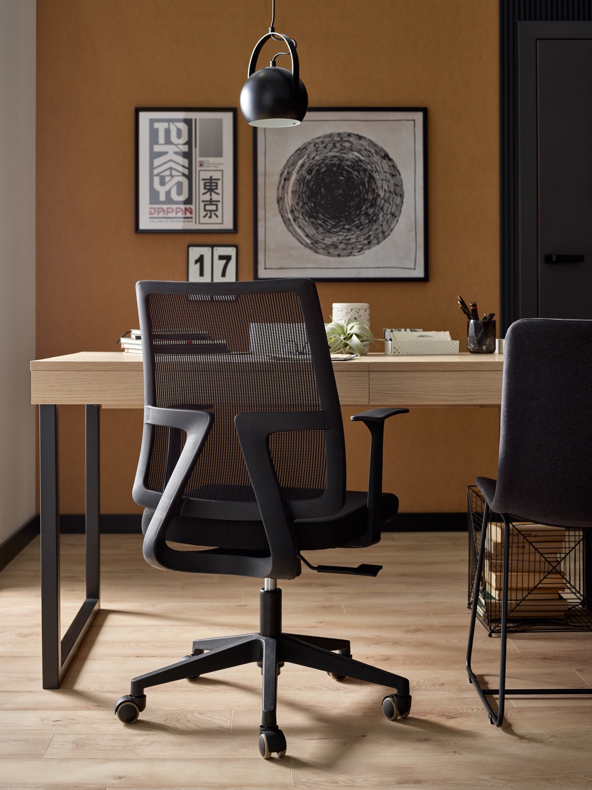 Czarny fotel ergonomiczny z obrotową podstawą 