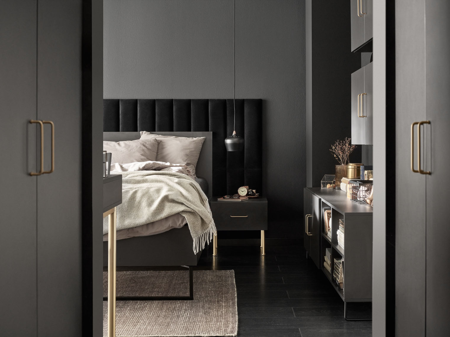 sypialnia w czarnych barwach z welurowym zagłówkiem