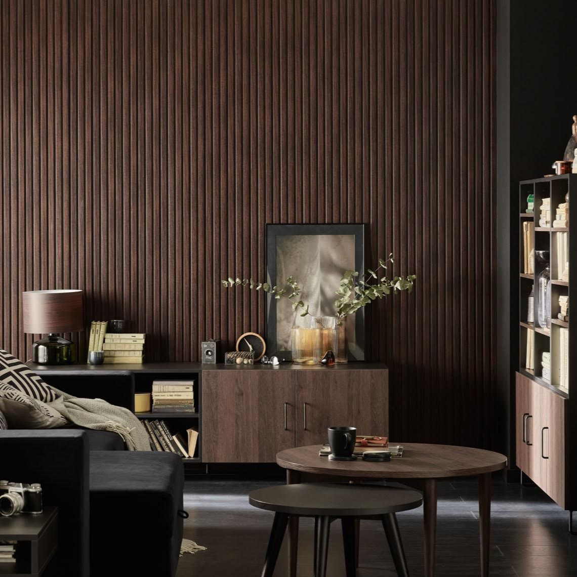 elegancki salon w brązach ze ścianą lamelową