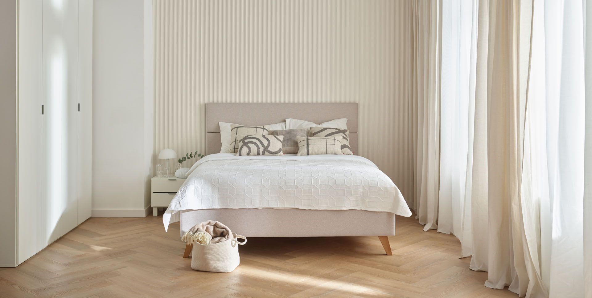 Minimalistyczna sypialnia w jasnych tonacjach