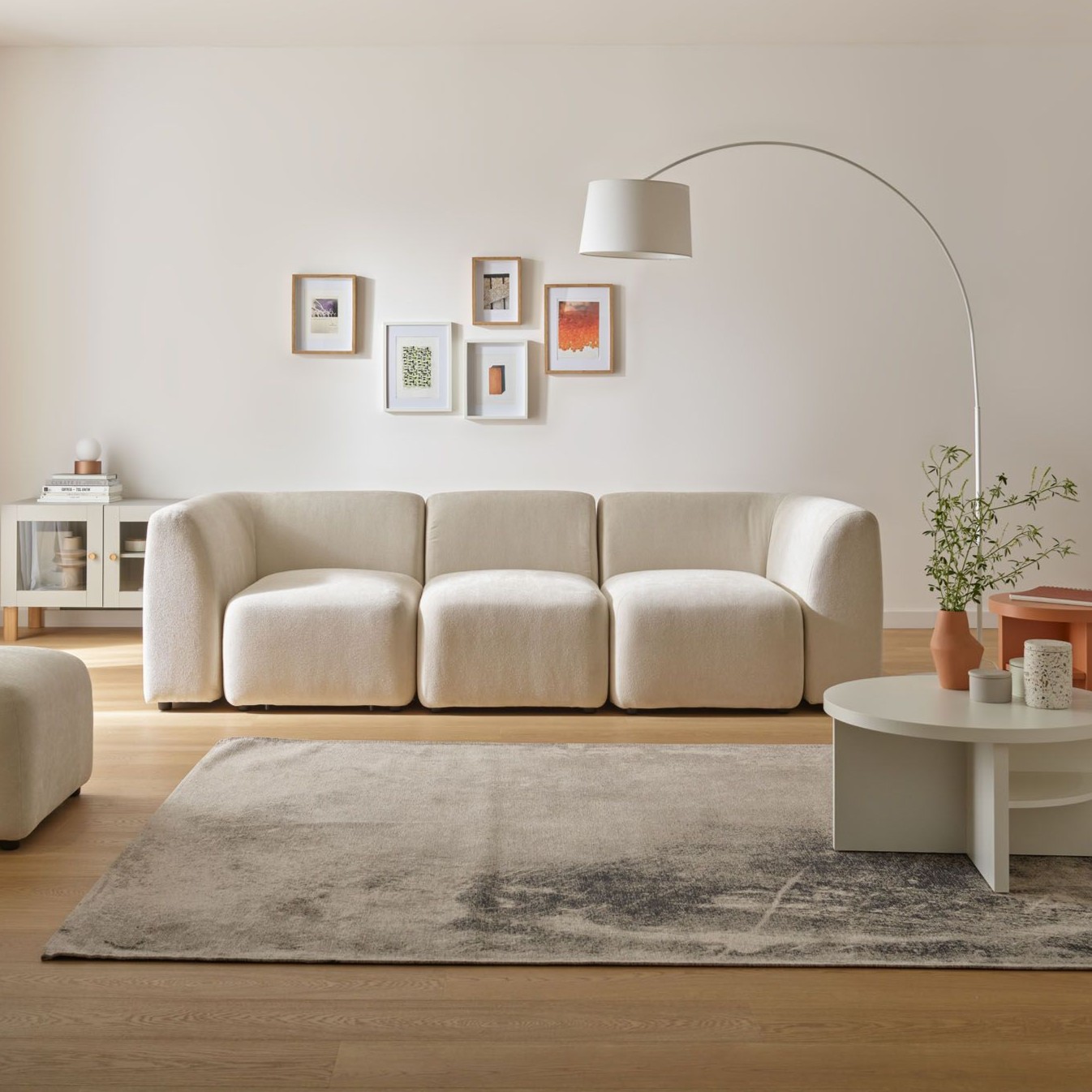Duży, nowoczesny salon z kremową sofą boucle