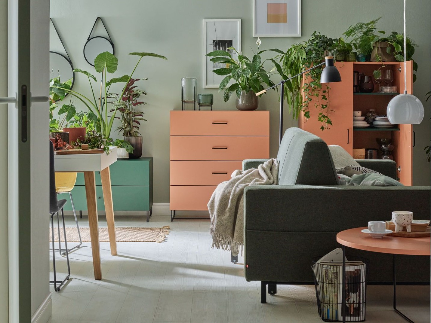 Zielono-brzoskwiniowy salon pełen roślin 
