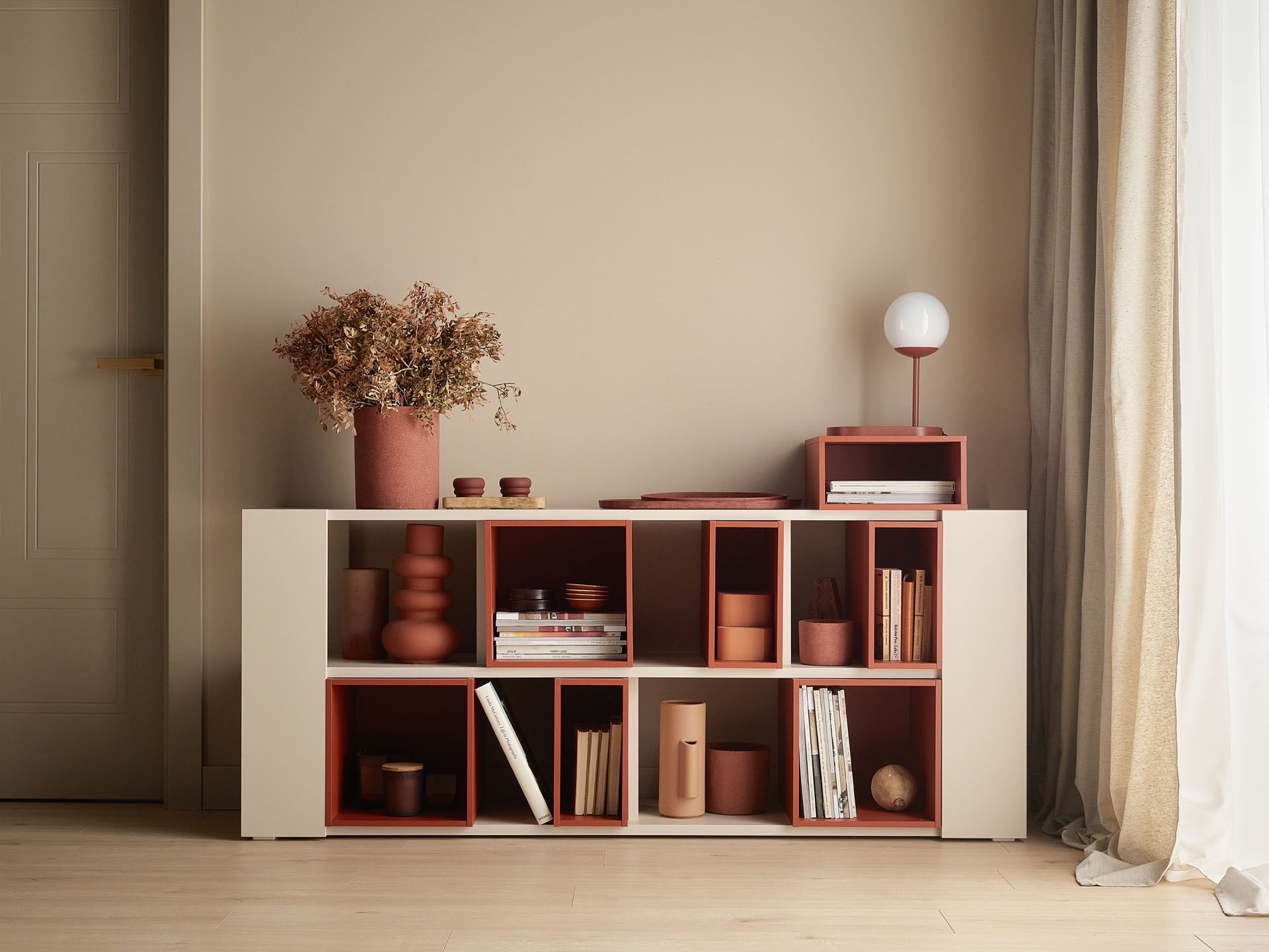 beżowy regał z dekoracjami w kolorze terakoty