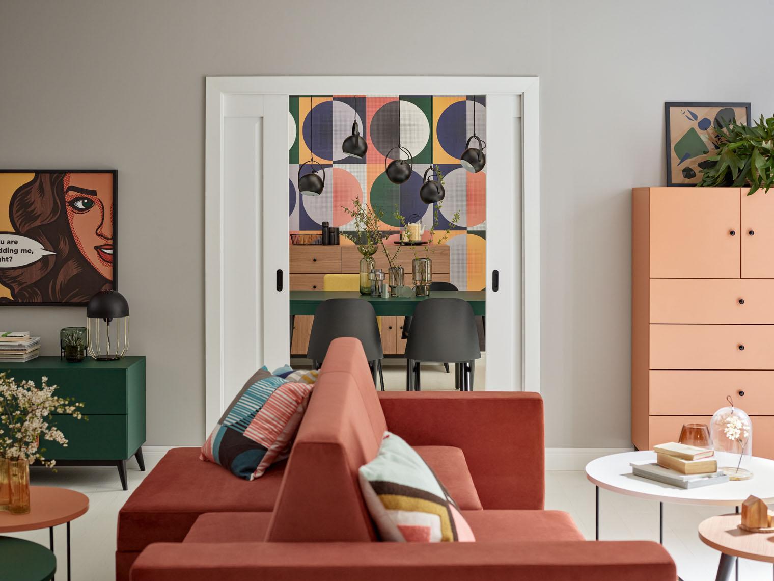 nowoczesny kolorowy salon z dwustronną sofą