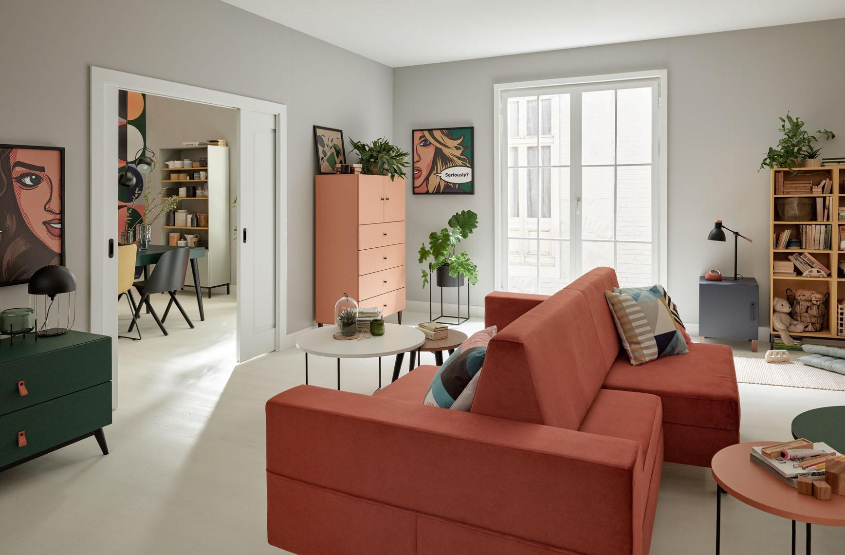nowoczesny salon z kolorowymi meblami