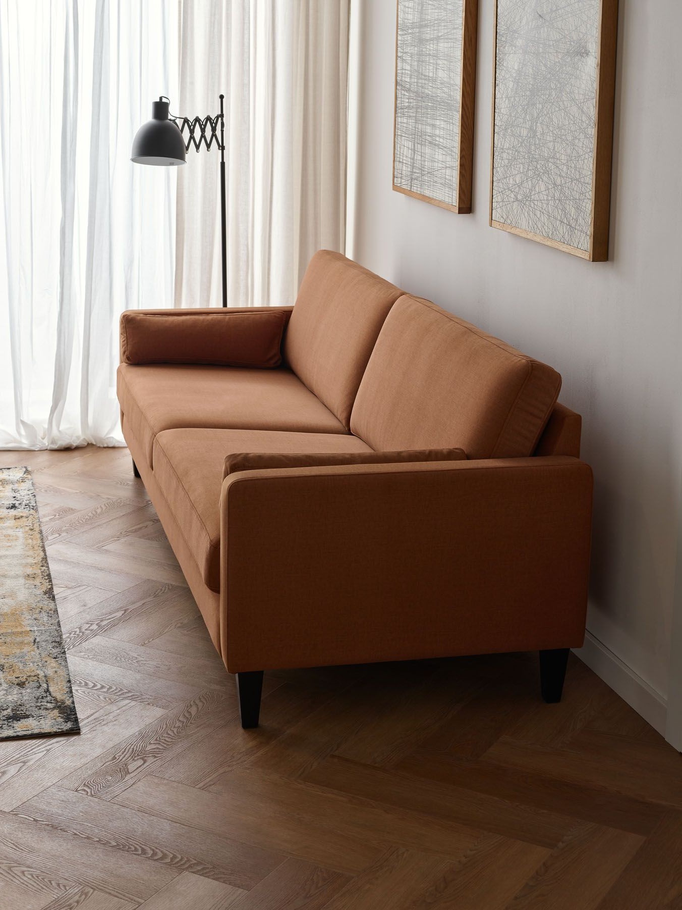 ruda sofa w salonie