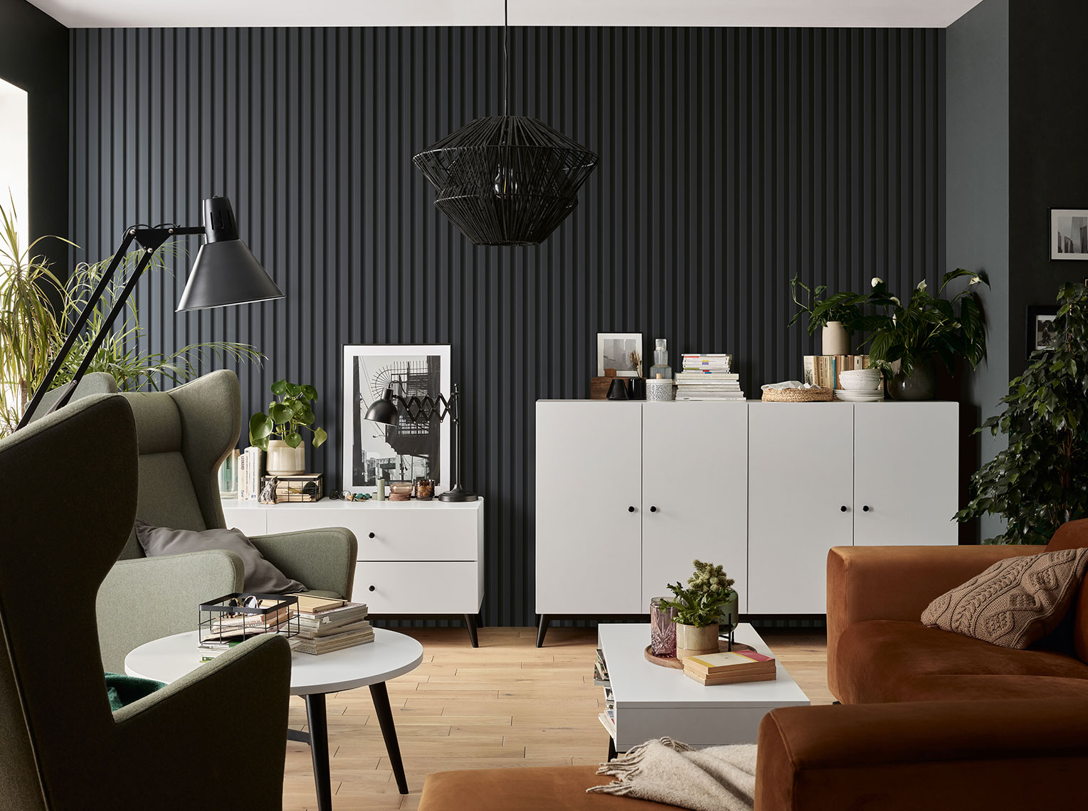 nowoczesny salon z połączeniem jasnych i ciemnych kolorów
