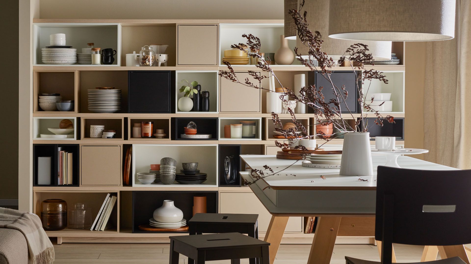 jasny salon z drewnianą podłogą i pastelowymi meblami modułowymi