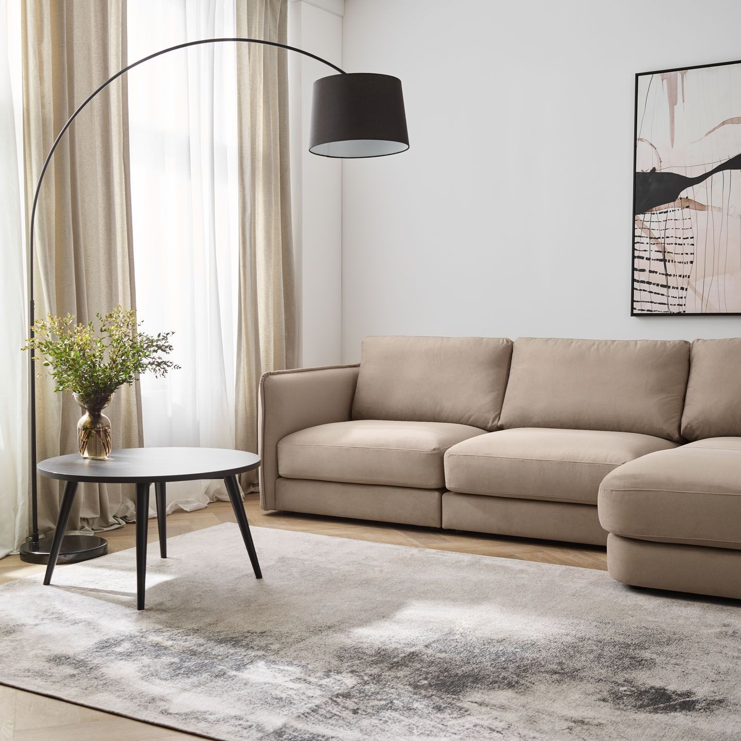 jak usunąć plamy z tapicerowanych mebli - czysta sofa w salonie