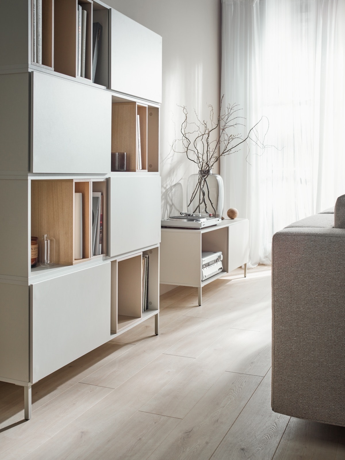 Regał Into w stylu minimalistycznym
