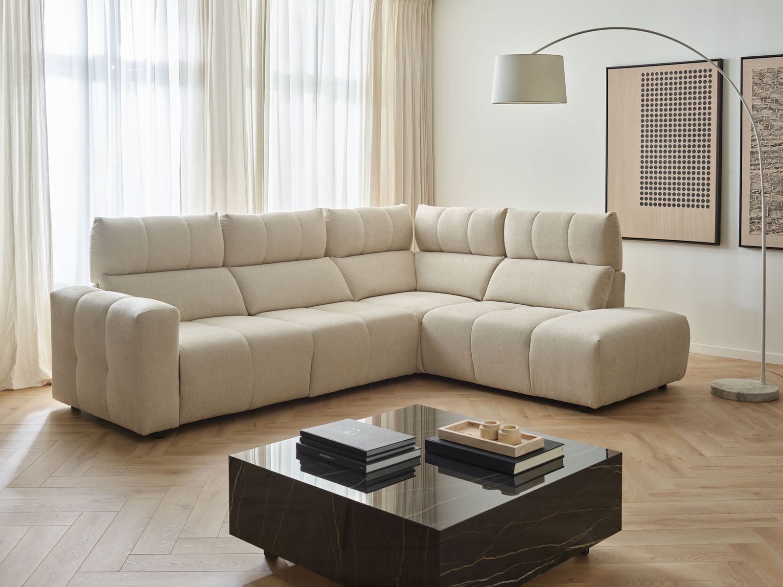 Beżowy narożnik na środku małego salonu