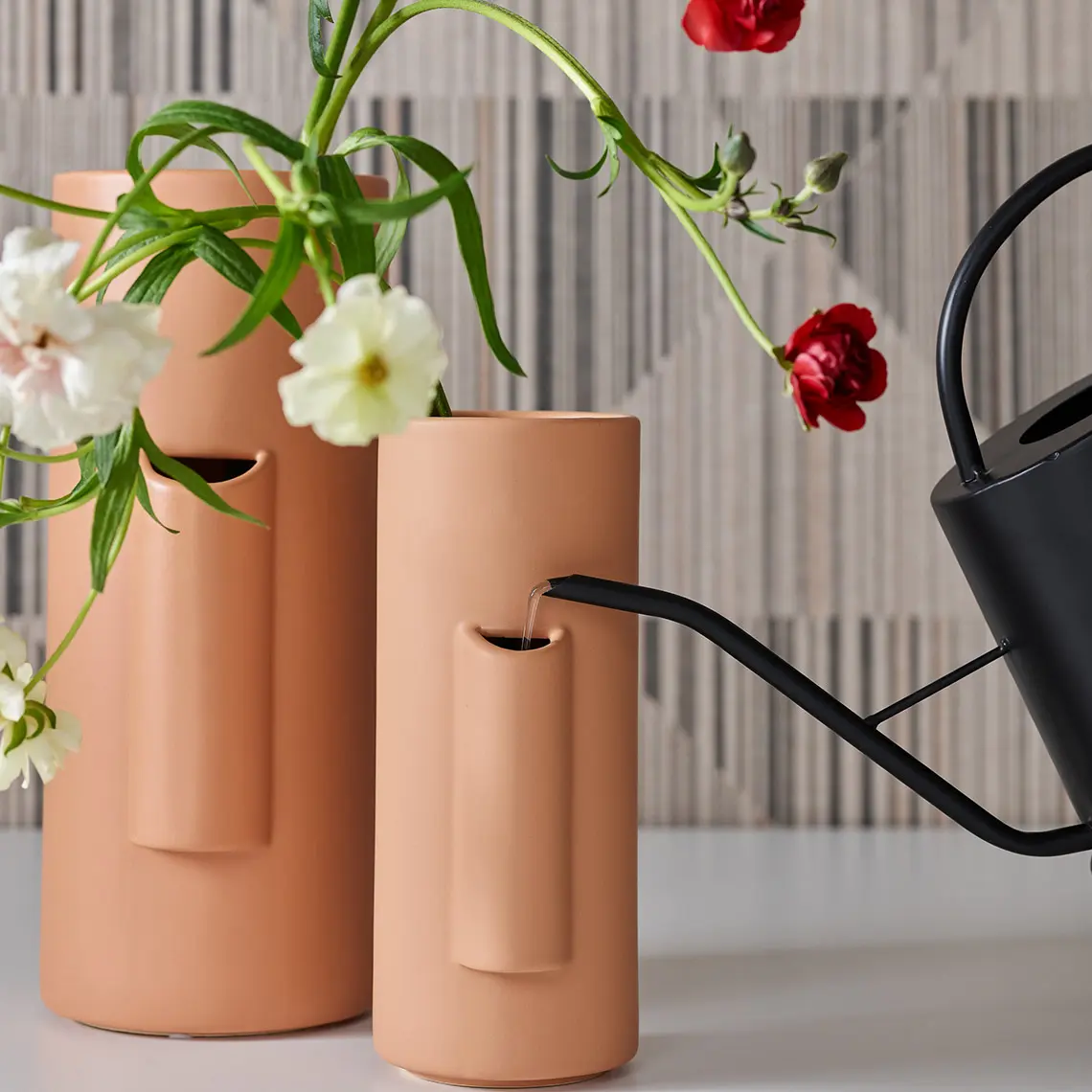 wysokie wazony ceramiczne w neutralnych odcieniach z kwiatami
