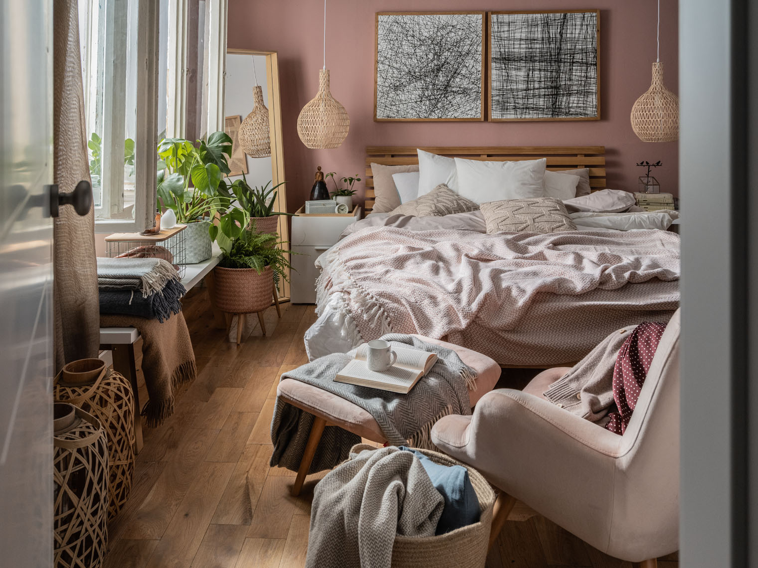 Przytulna sypialnia w stylu boho – Ciepłe odcienie różu, drewniane dodatki