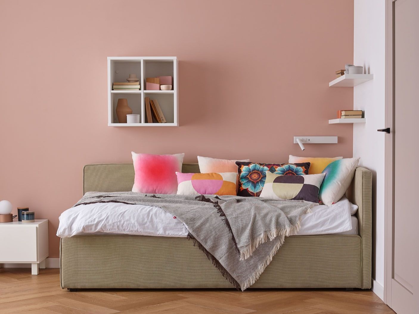 Stylowa sofa w pokoju z różową ścianą