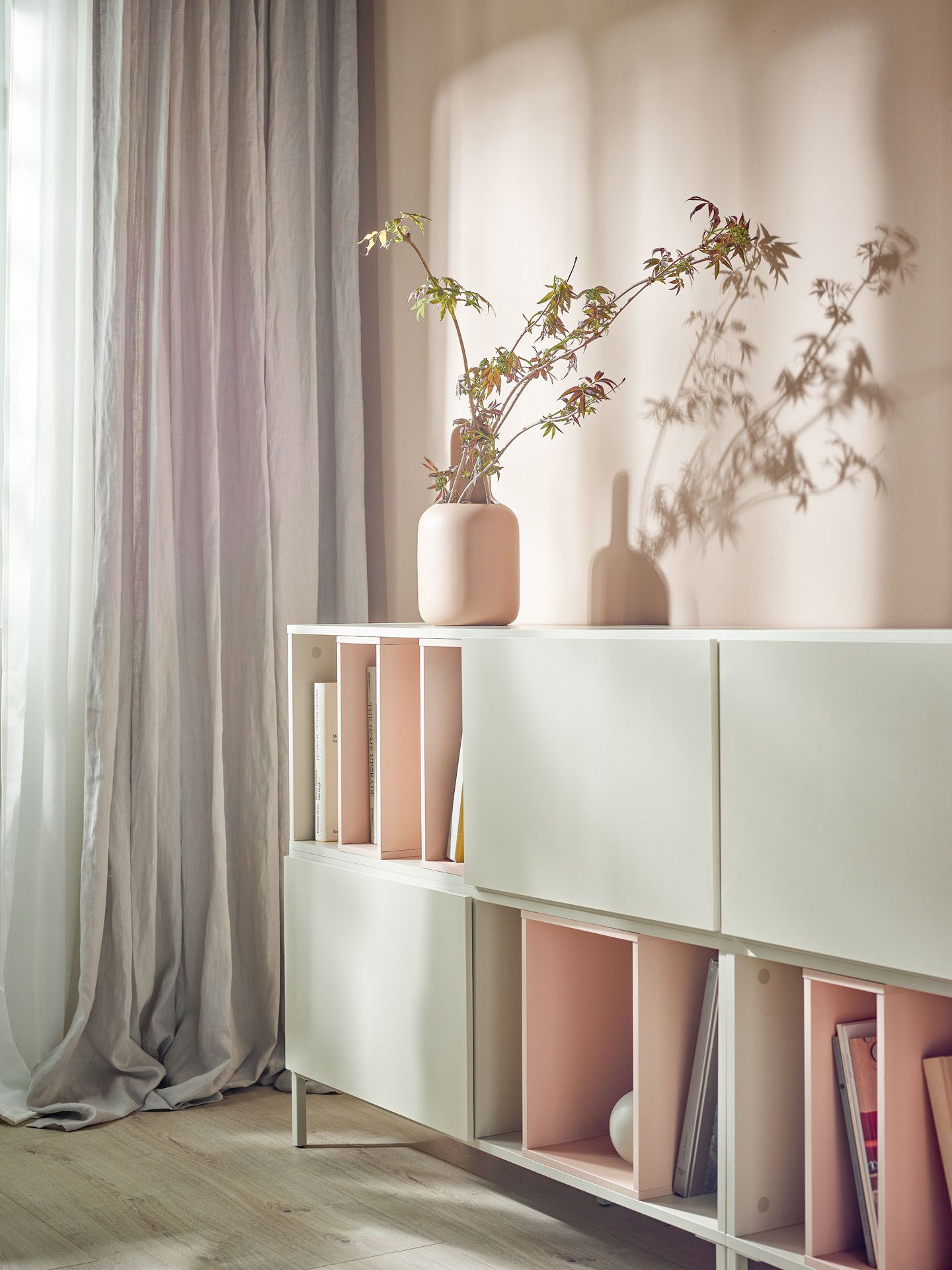 Minimalistyczna biblioteczka z pastelowymi skrzynkami