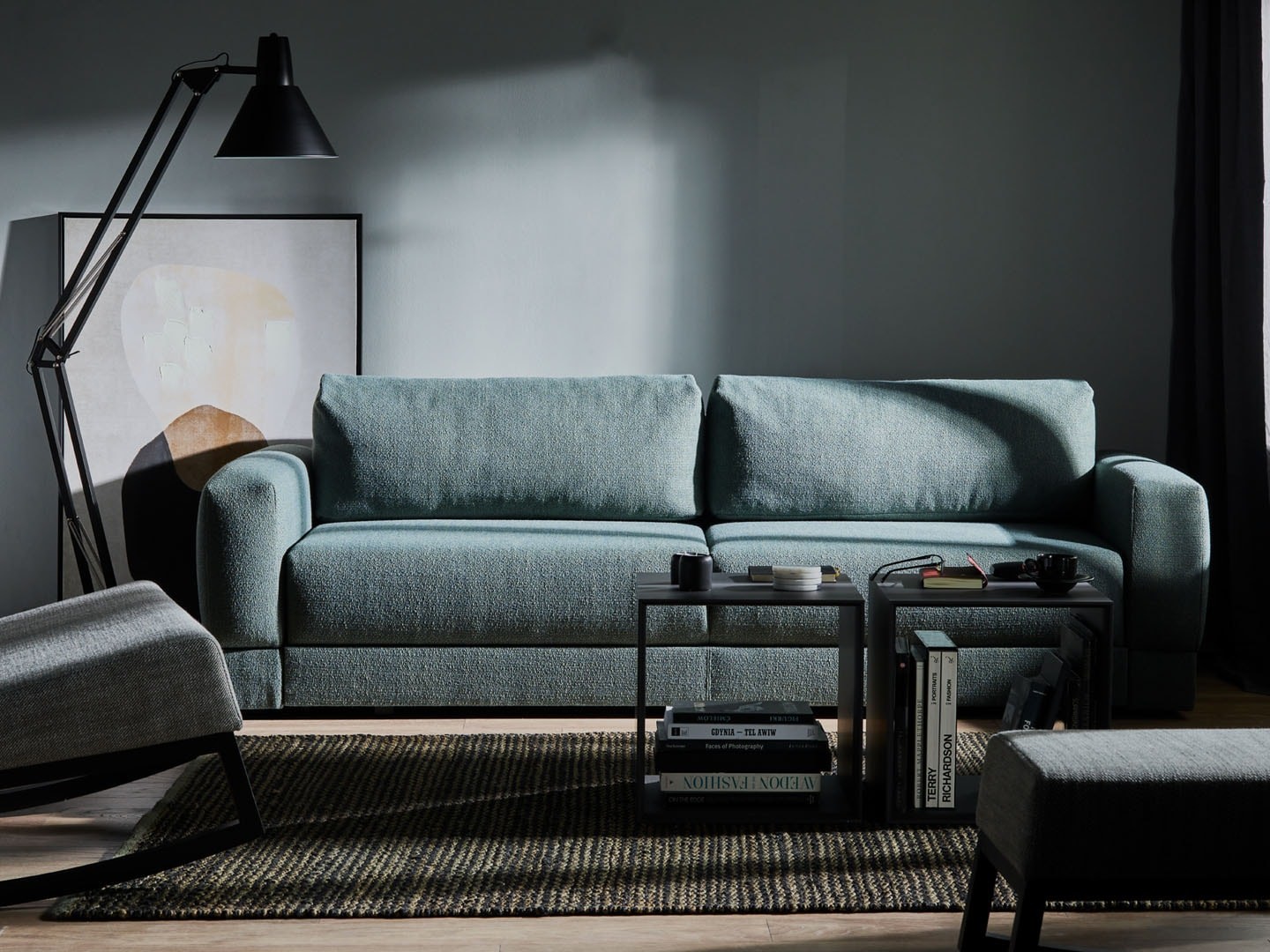 Niebieska kanapa w salonie aranżacje